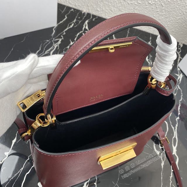 prada女包 普拉達2020專櫃爆款 1BN012 Prada十字紋牛皮肩背女包 Prada手提水桶包  pyd2340
